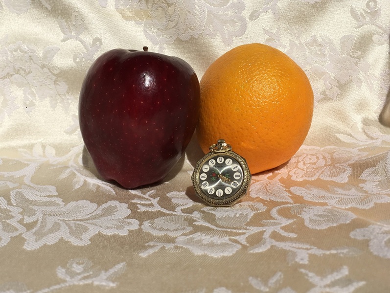 An apple, an orange and a flea market